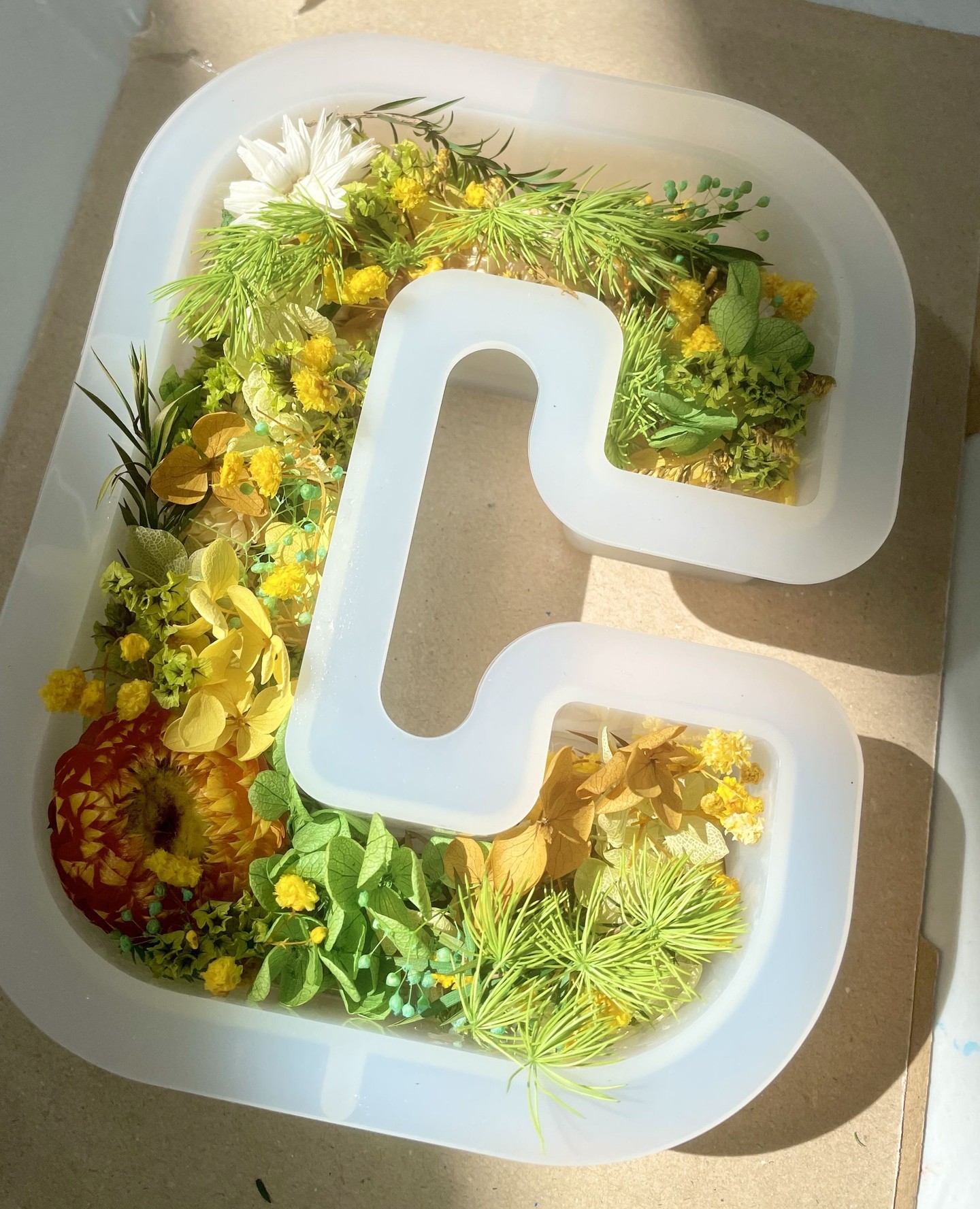 C is for crafting! Nothing like sunshine, flowers and crafting to brighten a day. ☀️🌿🌼We love the summery vibes of this piece with pops of lime and yellow. What colours would you choose for your Floral Resin Letter?
