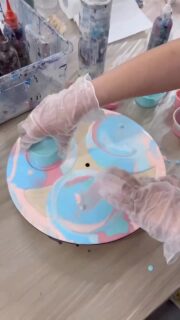 A peek behind the scenes of how a Fluid Art Clock is made! Keen to make your own? At the studio, all art materials and tools will be provided for you, and we'll guide you through the steps. Come with empty hands, an open heart and have fun with acrylic pouring. 🎨🧑🏻‍🎨🕰️