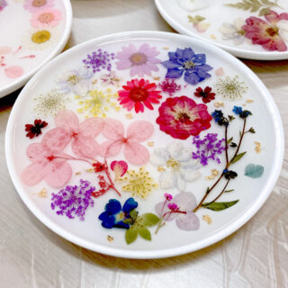 Working with flowers always make us happy! Are you a maximalist or minimalist when it comes to choosing your floral arrangement? 🌸🌷🍀🌼 ⁠
⁠
Two simple rules we follow to create a beautiful piece is to think in 1️⃣ seasons and 2️⃣ variety. Select your flowers in Spring/Summer or Autumn/Winter colours, consider a good variety of shapes/sizes/textures, and your plate will look wonderful.⁠
⁠
Make your own pretty Botanical Luxe Resin Plate with us today! 💐